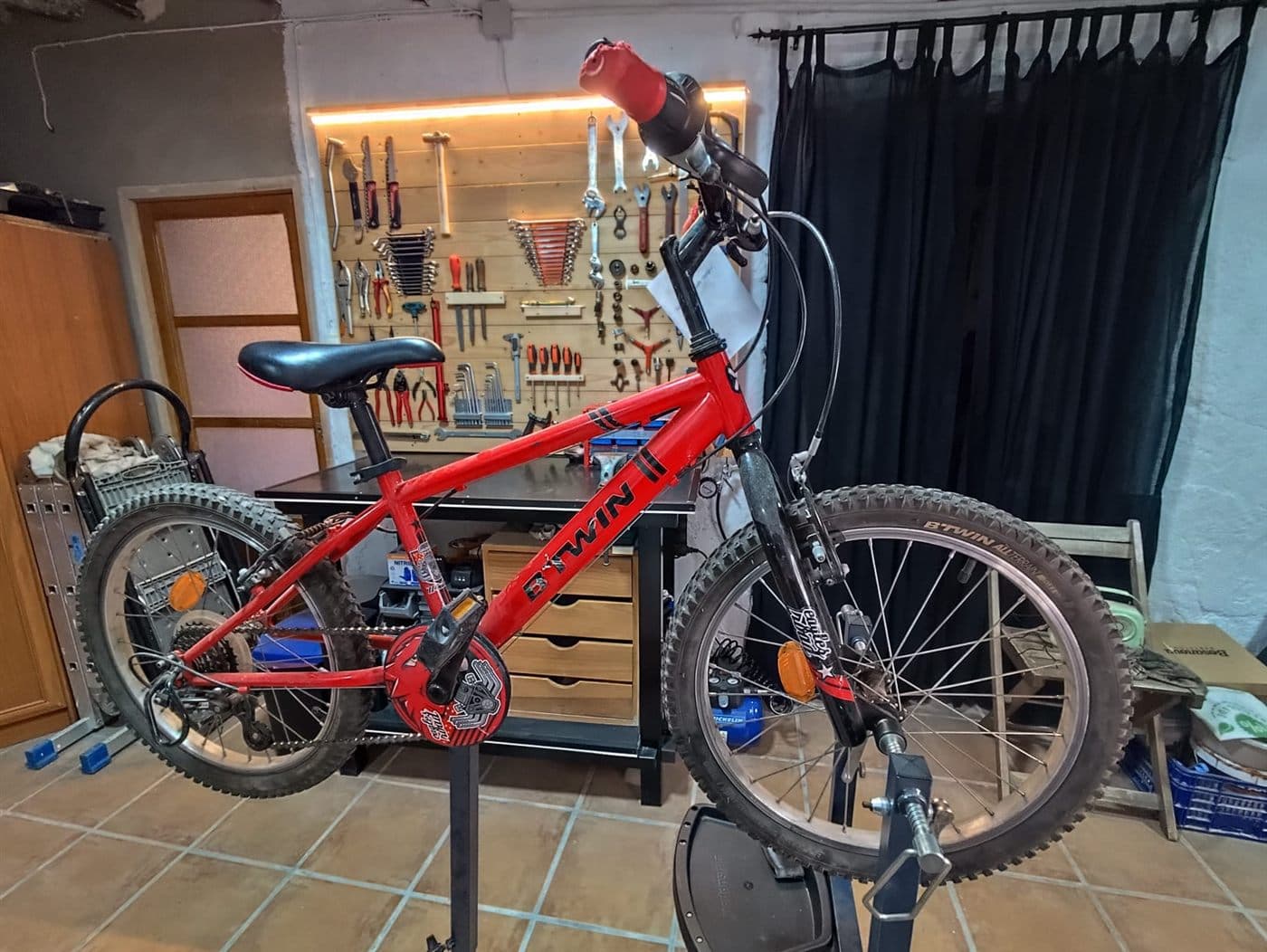 Bicicleta infantil B-TWIN roja puesta a punto en el taller Chorlibici