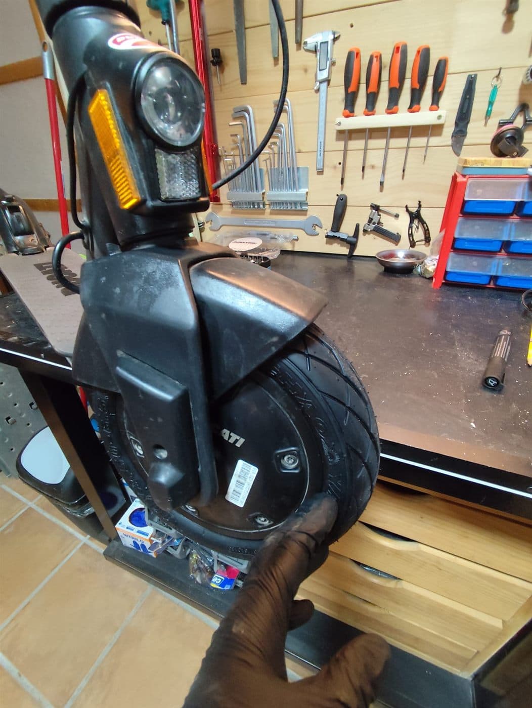 Cambio de neumático en un patinete eléctrico en el taller Chorlibici
