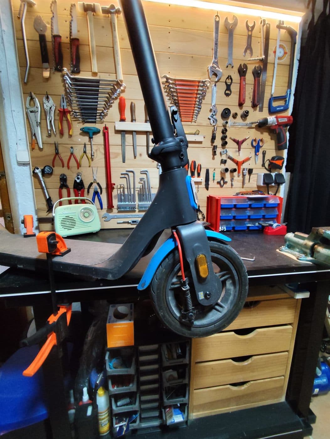 Revisión completa de patinete en el taller