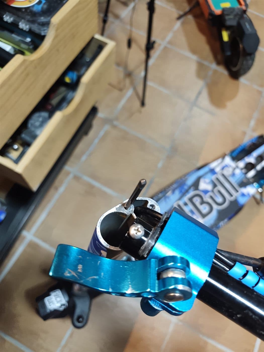 Roscas del mástil reparadas con macho de roscar